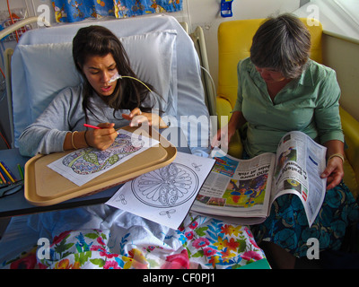 Madre in visita figlia in trattamento per anoressia nervosa in ospedale Foto Stock