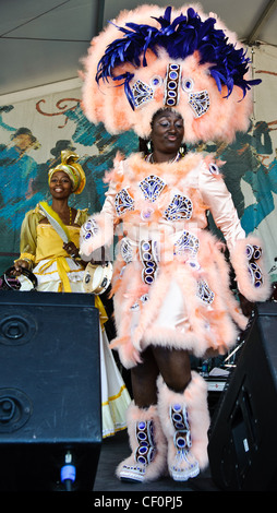 Kumbuka danza africana e il tamburo collettivi a Jazz Fest 2011 il giorno 4. Foto Stock