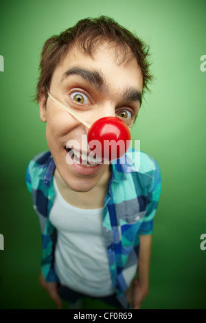 Close-up di un po' matto con clown naso celebrando fools day Foto Stock