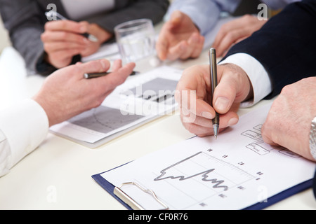 La gente di affari a discutere di grafici e diagrammi Foto Stock