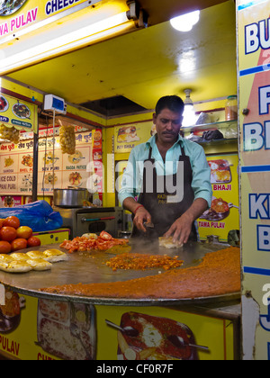 Uno chef cucinare in un piccolo effettuare acquisti in spiaggia Juhu di Mumbai, Maharashtra, India Foto Stock