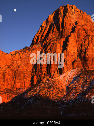 Il tramonto e il sorgere della luna vicino ingresso ovest del Parco Nazionale di Zion nel sud dello Utah, Stati Uniti d'America Foto Stock
