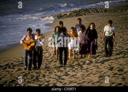 I messicani, messicano, giovani adulti, suonare la chitarra, chitarrista, passeggiate sulla spiaggia, Puerto Vallarta, Messico Foto Stock