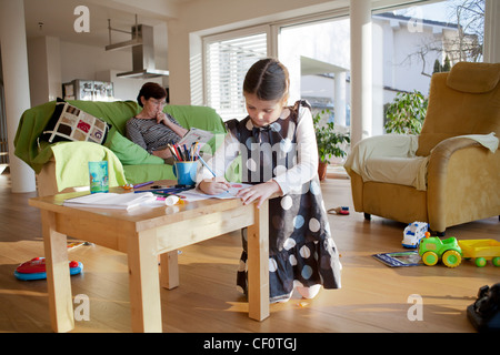 Ragazza disegno su carta. Foto Stock