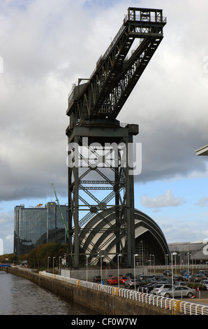 Finnieston gru sulle rive del fiume Clyde a Glasgow con il SECC Armadillo e Crowne Plaza Hotel in background Foto Stock