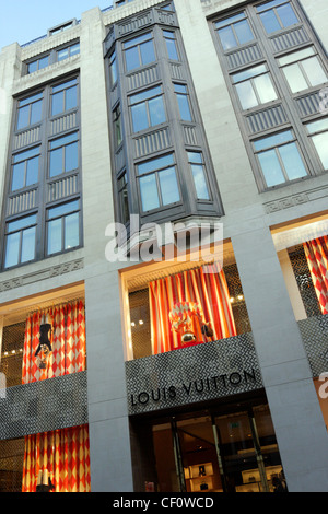 L'esterno di Louis Vuitton il flagship store nel quartiere alla moda di New Bond Street nel West End di Londra. Foto Stock