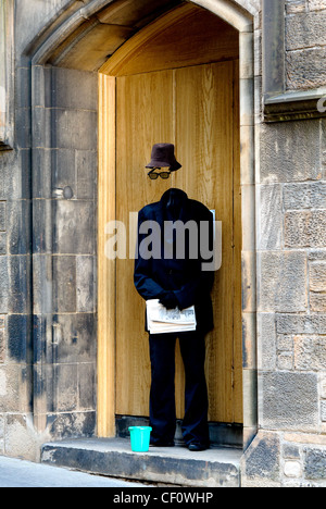 Suonatore ambulante di Edimburgo sul Royal Mile di Edimburgo, Scozia, Regno Unito. Foto Stock