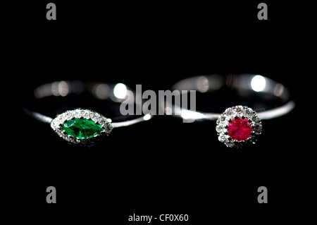 Ruby e smeraldo Anello con diamanti soft focus Foto Stock