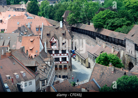 La città vecchia e nuova di Norimberga dalla Torre Sinwell nel Kaiserburg (castello imperiale di Norimberga) in Germania Foto Stock