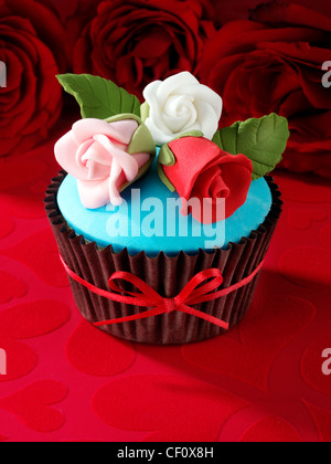 RED VELVET CUPCAKE CON ICED ROSE Foto Stock