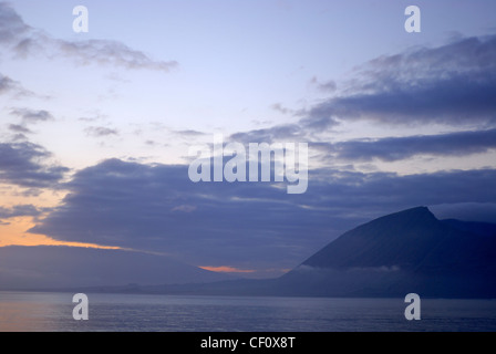 Sunrise su un isola vulcanica, Punta Vincente Roca, Isabella isola, isole Galapagos, Ecuador Foto Stock