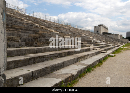 L'antico altare di Pergamon come un modello per la tribuna nella ex Nazi rally motivi a Norimberga, Germania Foto Stock