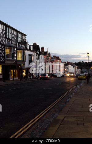 In bianco e nero di edifici con travi di legno e architettura georgiana in Broad Street,Ludlow al crepuscolo. Foto Stock