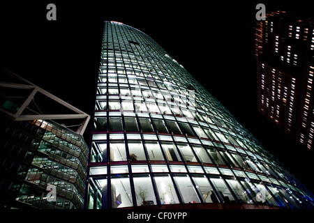 Deutsche Bahn Tower, Bahntower in Potsdamer Platz di Berlino di notte Foto Stock