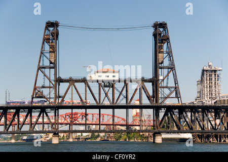 MAX Light Rail treno attraversando il fiume Willamette sul ponte in acciaio di Portland, Oregon, Stati Uniti d'America. Foto Stock