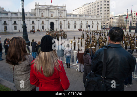 Cambio della guardia al Palacio de la Moneda, Santiago del Cile. Foto Stock