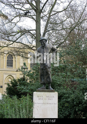 Statua del leggendario comico Max Miller in Royal Pavilion Gardens Brighton East Sussex Foto Stock