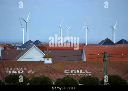 Le turbine eoliche oltre a nord di Camber Sands sulla East Sussex Costa, visto sulla piastrella rossi tetti nei pressi di segale. Foto Stock