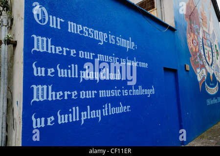 Messaggio sulla East Belfast murale " dove la nostra musica è benvenuto noi riprodurre a tutto volume. Dove viene sfidato noi riprodurre è più forte" Foto Stock