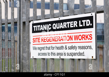 Segno a Titanic Quarter avverte circa la costruzione in corso Foto Stock