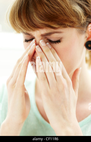 Ragazza con seni bloccato Foto Stock