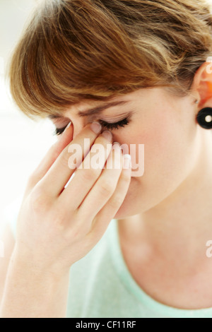 Ragazza con seni bloccato Foto Stock