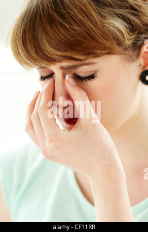 Ragazza con seni bloccato Foto Stock