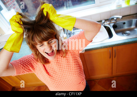 La donna tira i capelli Foto Stock