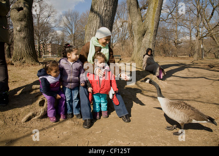 I ragazzi sono per noi la scuola materna/Early Learning Centre nel multiculturale quartiere Kensington di Brooklyn, New York. Gita del Parco Foto Stock