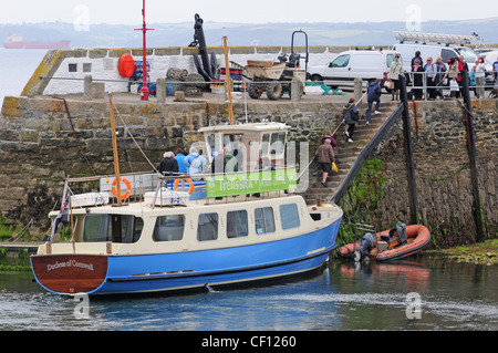 I passeggeri in partenza il traghetto "Duchessa di Cornovaglia' a San Mawes. Foto Stock