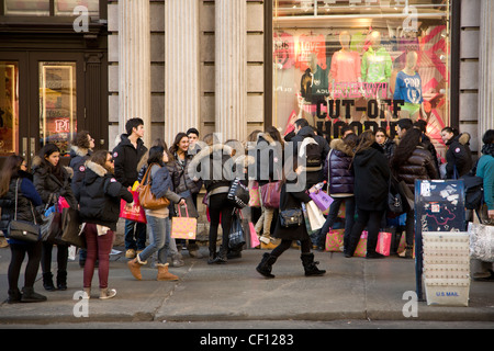 I giovani si radunano su Broadway in SOHO una destinazione per lo shopping per i giovani e trendy in NYC. Foto Stock