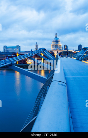 Una vista della cattedrale di St Paul dal Millennium Bridge con il fiume Tamigi qui di seguito. Foto Stock