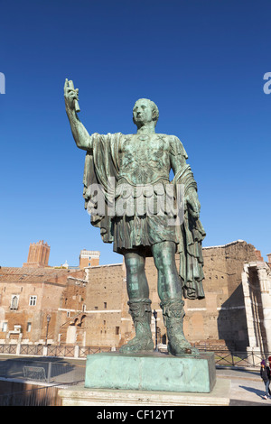 Statua in bronzo del romano imperatore Nerva in via dei Fori Imperiali di Roma, Italia Foto Stock