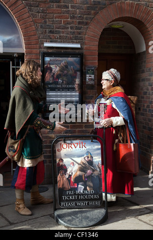 Maschile e Femminile vichinghi in Coppergate, strade medievali al Jorvick Viking Festival di York, febbraio 2012  "York's Jorvik Viking Centre' Foto Stock