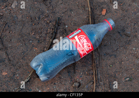 Plastica Coca Cola bottiglia cucciolata Foto Stock