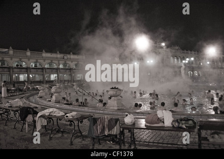 Le ore notturne presso i bagni termali all'aperto, Budapest, Ungheria Foto Stock