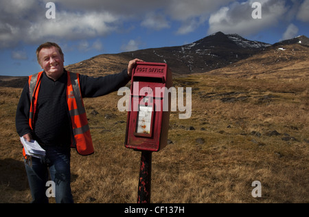 Alastair, Isola di Mull Postie (postman), Scozia occidentale UK , l'affidabile postman rurale Royal Main che svuota la remota casella di posta rossa Foto Stock