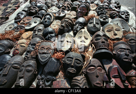 Legno intagliato maschere tribali in vendita in un mercato aperto, a Johannesburg, in Sud Africa nel 1996 Foto Stock