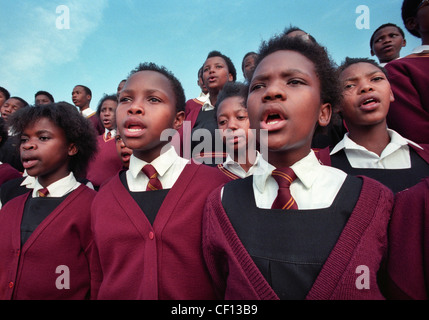 Gli scolari africani cantare in coro scolastico in Port Elizabeth, Sud Africa. Foto Stock