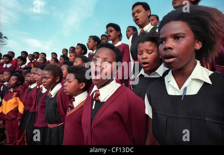 Gli scolari nero cantare nel coro scolastico in Port Elizabeth, Sud Africa. Foto Stock