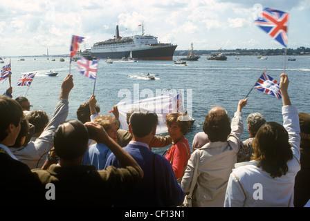 Regina Elisabetta 2 QE2 di ritorno a Southampton dalla guerra delle Falklands come Un Vettore Di Truppe. Giugno 1982 1980s UK HOMER SYKES Foto Stock