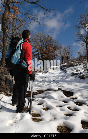 Guida di montagna sul Monte Raparo sentiero innevato all'interno del parco nazionale, Basilicata, Italia Foto Stock