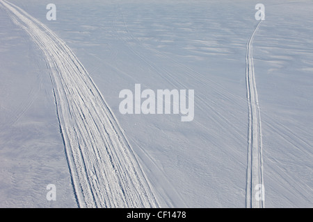 Piste per motoslitte sulla neve in inverno con partenza in diverse direzioni , si è andati a modo suo , Finlandia Foto Stock