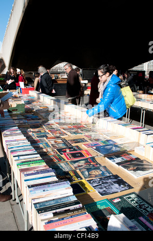 Navigazione persone libri di seconda mano edicole sotto il ponte di Waterloo, , South Bank di Londra, Regno Unito Foto Stock