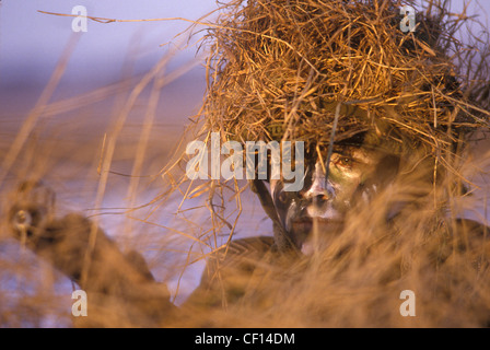 Esercito danese donne soldati su manovre in camuffamento trucco 90 Danimarca. HOMER SYKES Foto Stock