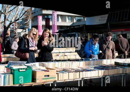 Navigazione persone libri di seconda mano edicole sotto il ponte di Waterloo, , South Bank di Londra, Regno Unito Foto Stock