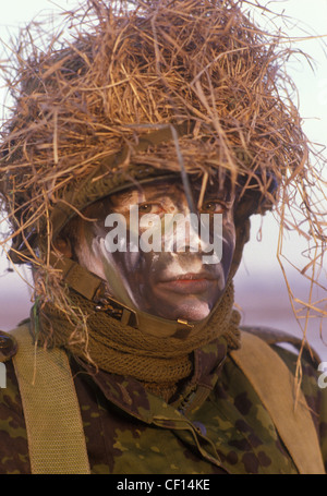 Esercito danese donne soldati su manovre in camuffamento trucco 90 Danimarca. HOMER SYKES Foto Stock