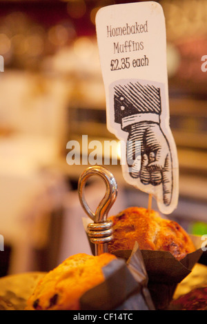 Inglese tradizionale con torte e salatini sul display al farmacista cafe in Rye East Sussex Foto Stock