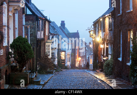 Una vista giù per una strada di ciottoli in Rye East Sussex Foto Stock