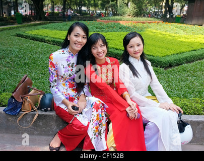 Tre studente di college ragazze con Ao Daï abito, Hanoi, Vietnam Foto Stock